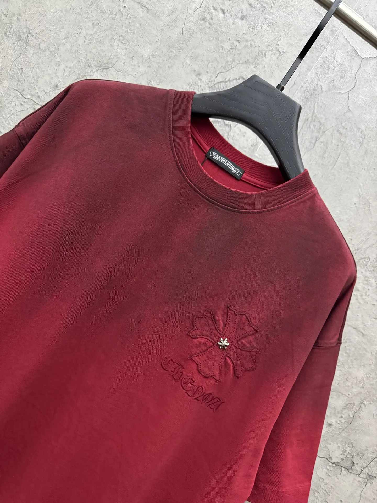 P230 top version, real shot without P, ​​different from market currency) 𝗖𝗵𝗿𝗼𝗺𝗲 𝗛𝗲𝗮𝗿𝘁𝘀/Croxin 2026 spring new original single counter American washed patch embroidered couple short sleeves 👑The highest version! Customized fabric 320 grams, washed and fried, spray horse slip craft, best-selling model at the counter, very comfortable to wear. Accessories: original molded and authenticated collar label ➕ 100% silk wash label. Genuine purchase-grade original hangtag➕matching hanging rope➕3D hanging beads➕original packaging bag. Craftsmanship: The original version has consistent wiring! The highest version of the armhole matching technique! Color: Burgundy Black Size: S M L XL Style No.: 6607